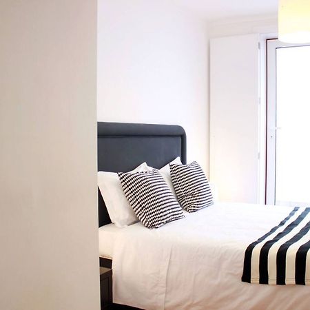 Joivy Modern 1-Bed Apt With Terrace, Moments From Sao Bento Palace Лиссабон Экстерьер фото