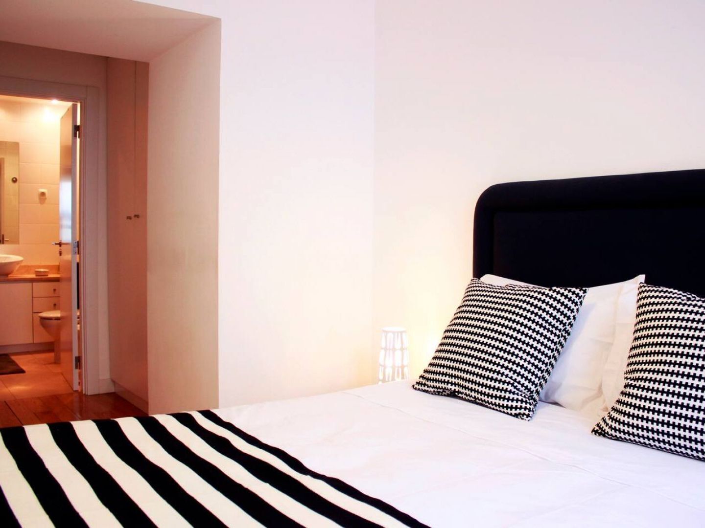Joivy Modern 1-Bed Apt With Terrace, Moments From Sao Bento Palace Лиссабон Экстерьер фото